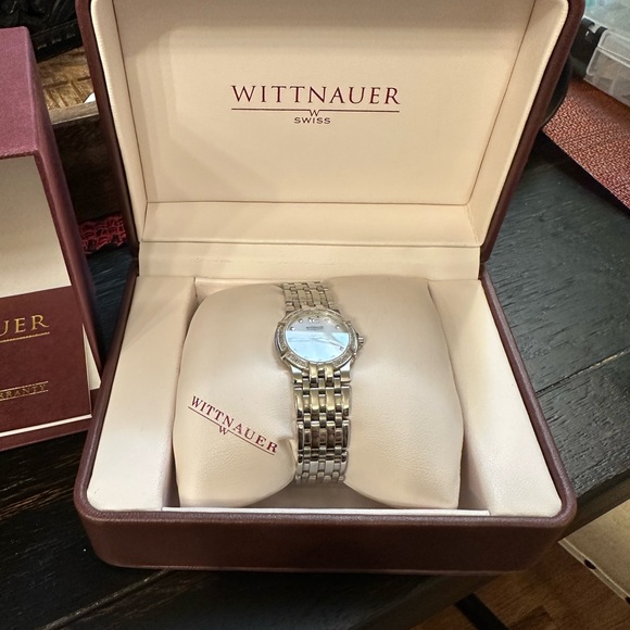 New Woman’s WITTNAUER WARWICK W/ DIAMONDS Watch/case,owners guide,new battery - Picture 4 of 7